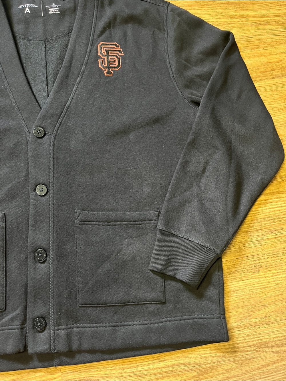 Men’s San Francisco Giants Antigua Black Victory Button-Front Cardigan Sweater - Picture 4 of 8
